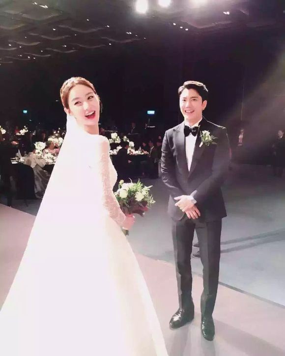 Sao quot;Hôn nhân không hẹn hòquot; tươi rói trong ngày cưới - 4