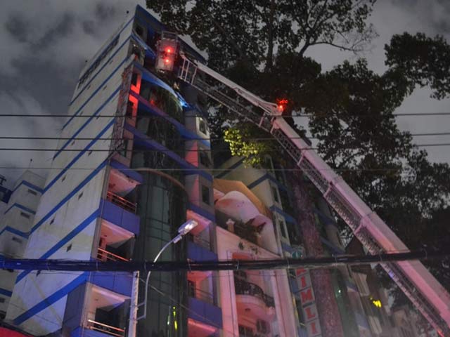 Cứu 11 người mắc kẹt trong khách sạn cháy giữa TPHCM - 1