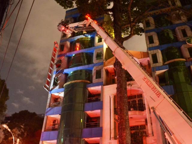 Cứu 11 người mắc kẹt trong khách sạn cháy giữa TPHCM - 2