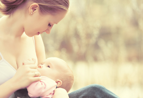 Bú sữa mẹ mang lại lợi ích suốt đời cho trẻ - 2
