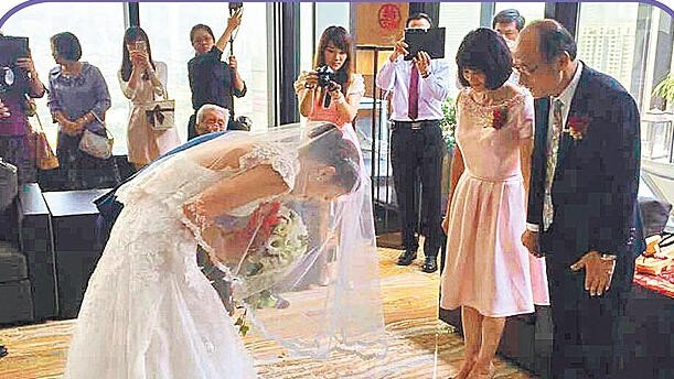 Toàn cảnh đám cưới của người đẹp quot;Cẩm tú duyênquot; - 11