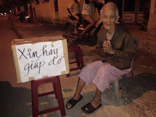 Cám cảnh mẹ già 86 tuổi ra đường xin quan tài cho con - 1