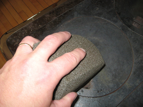 Tẩy sạch đường cháy bám xoong nồi trong nháy mắt - 5