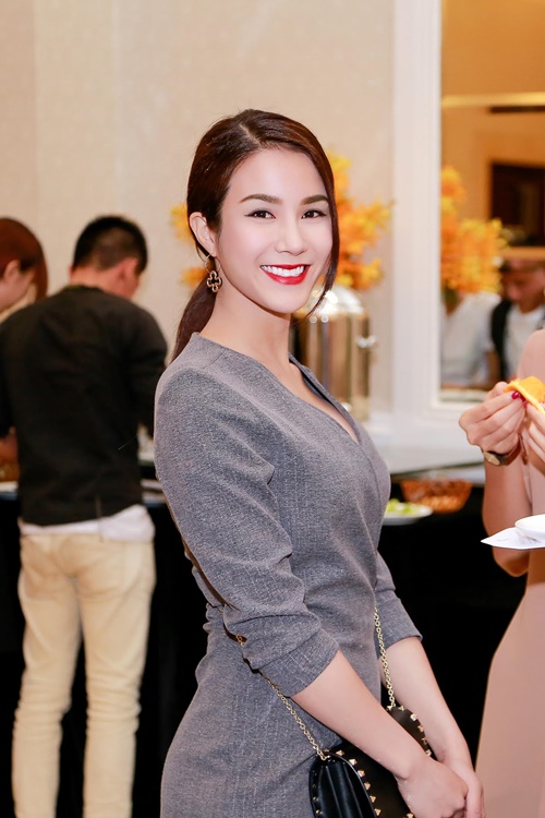 Diệp Lâm Anh tự lái xế sang đi sự kiện - 7
