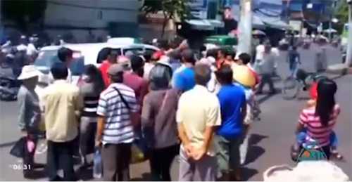 #039;Cướp#039; cơm từ thiện ở Sài Gòn để... mang cho heo ăn! - 1