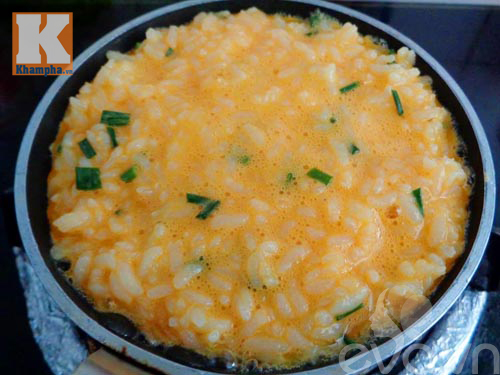 Vào bếp vài phút với món bánh trứng cơm chiên - 3
