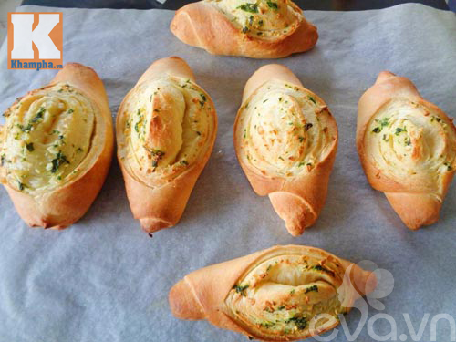 Bánh mì bơ tỏi thơm lừng gian bếp - 10