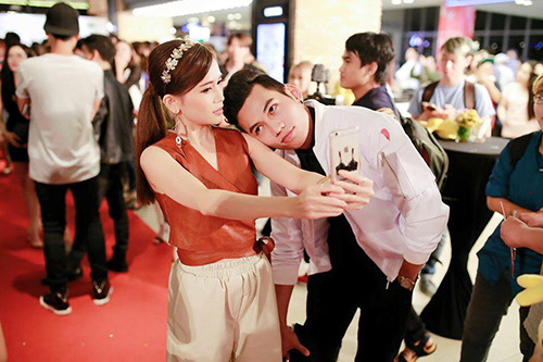 Sĩ Thanh tình tứ cùng quot;bạn trai tin đồnquot; trong sự kiện - 4