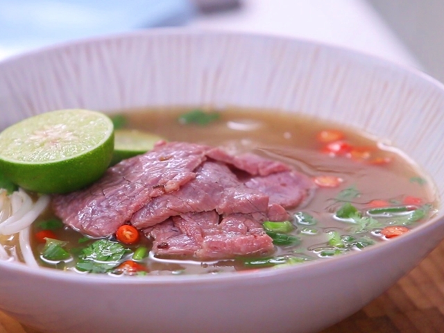 Phở bò thơm lừng nóng hổi ai cũng mê - 11