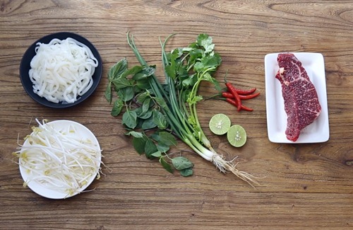 Phở bò thơm lừng nóng hổi ai cũng mê - 1