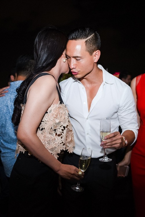 Trương Ngọc Ánh hôn Kim Lý trong tiệc sinh nhật - 3