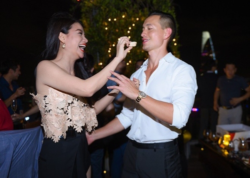 Trương Ngọc Ánh hôn Kim Lý trong tiệc sinh nhật - 8