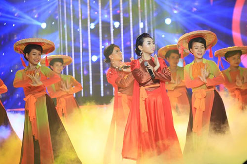 #039;Selena Gomez#039; nhí khiến Hoài Linh phấn khích - 4