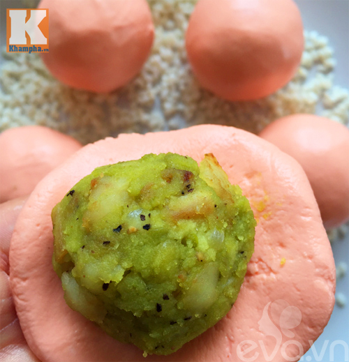 Ngon miệng với xôi bọc bánh gấc hấp - 7