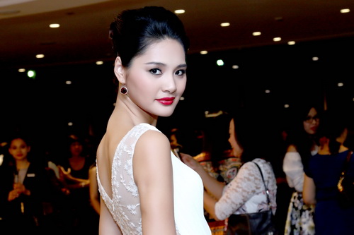 Hương Giang khoe vẻ đẹp quot;vạn người mêquot; - 1