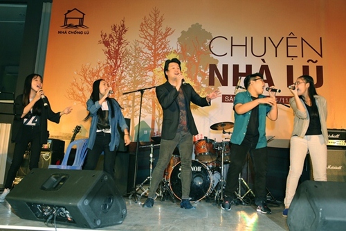 Diva Mỹ Linh ra sức mời khách đấu giá tranh từ thiện - 7