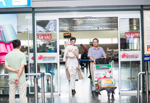 Con gái Xuân Lan đáng yêu ngủ trên vai mẹ - 2