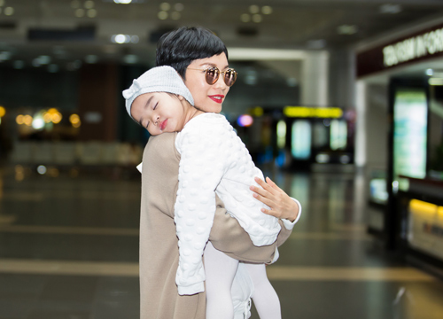 Con gái Xuân Lan đáng yêu ngủ trên vai mẹ - 5