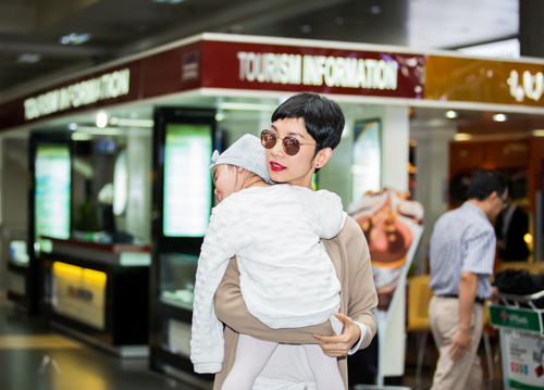 Con gái Xuân Lan đáng yêu ngủ trên vai mẹ - 6