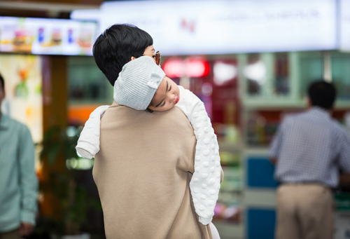 Con gái Xuân Lan đáng yêu ngủ trên vai mẹ - 7