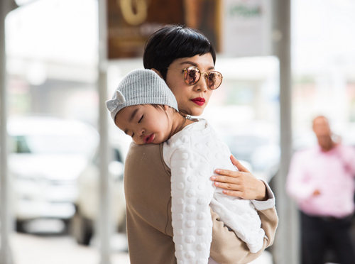 Con gái Xuân Lan đáng yêu ngủ trên vai mẹ - 8
