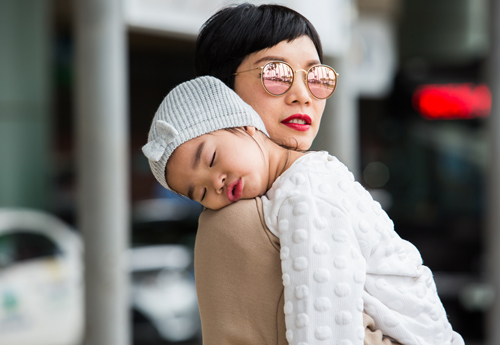 Con gái Xuân Lan đáng yêu ngủ trên vai mẹ - 9