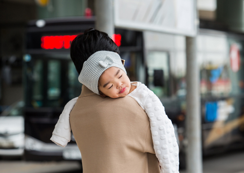Con gái Xuân Lan đáng yêu ngủ trên vai mẹ - 10