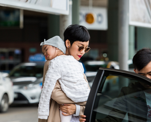 Con gái Xuân Lan đáng yêu ngủ trên vai mẹ - 11