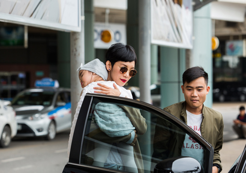 Con gái Xuân Lan đáng yêu ngủ trên vai mẹ - 12