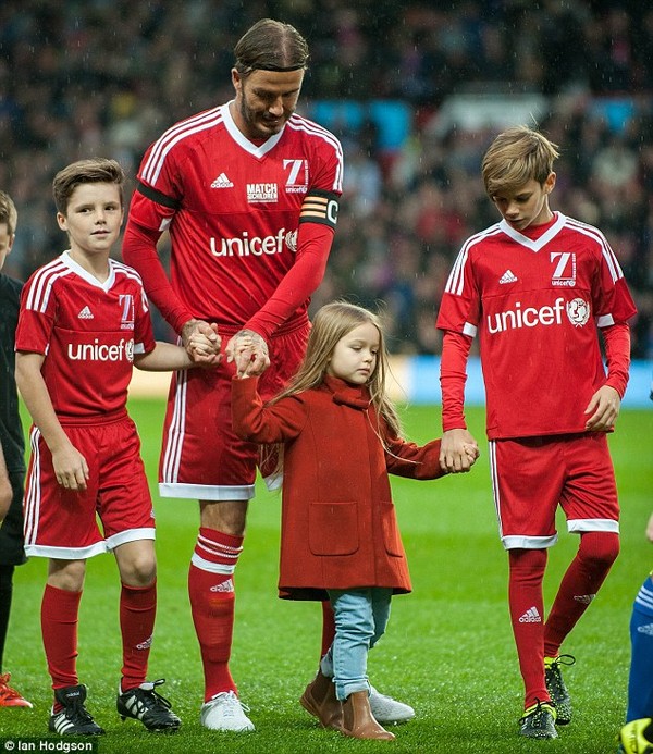 Nhóc Harper quot;ngáp ngắn ngáp dàiquot; bên bố trên sân cỏ - 1