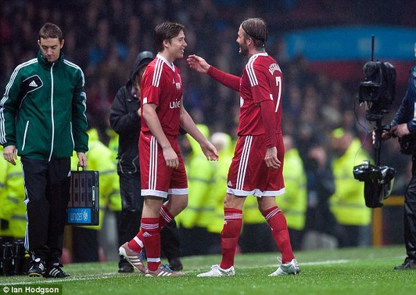 Nhóc Harper quot;ngáp ngắn ngáp dàiquot; bên bố trên sân cỏ - 10