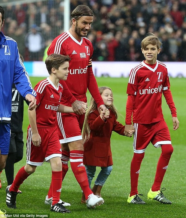 Nhóc Harper quot;ngáp ngắn ngáp dàiquot; bên bố trên sân cỏ - 2