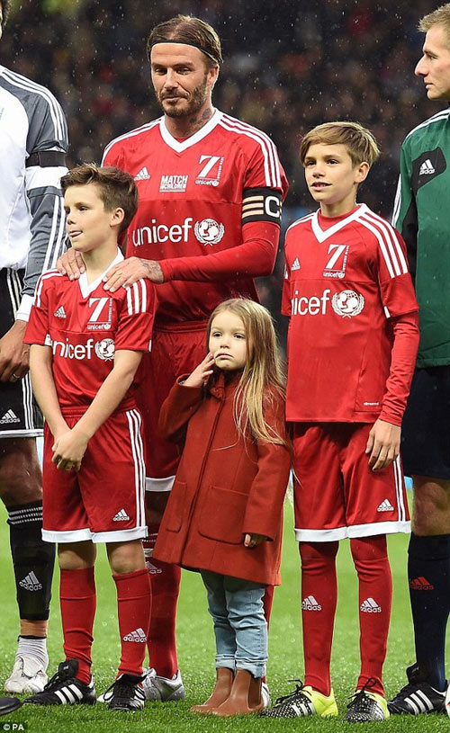 Nhóc Harper quot;ngáp ngắn ngáp dàiquot; bên bố trên sân cỏ - 3