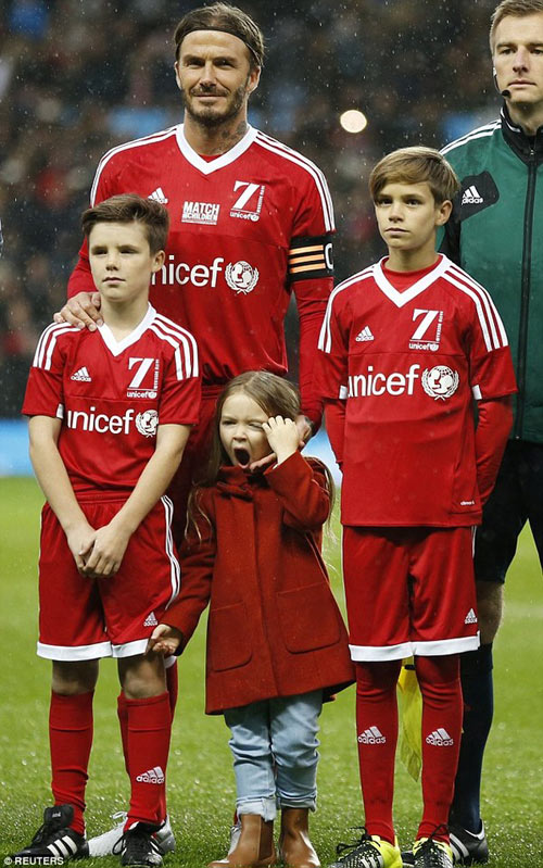 Nhóc Harper quot;ngáp ngắn ngáp dàiquot; bên bố trên sân cỏ - 5