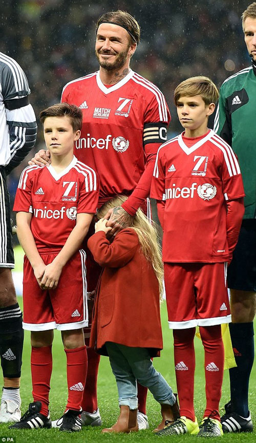 Nhóc Harper quot;ngáp ngắn ngáp dàiquot; bên bố trên sân cỏ - 9