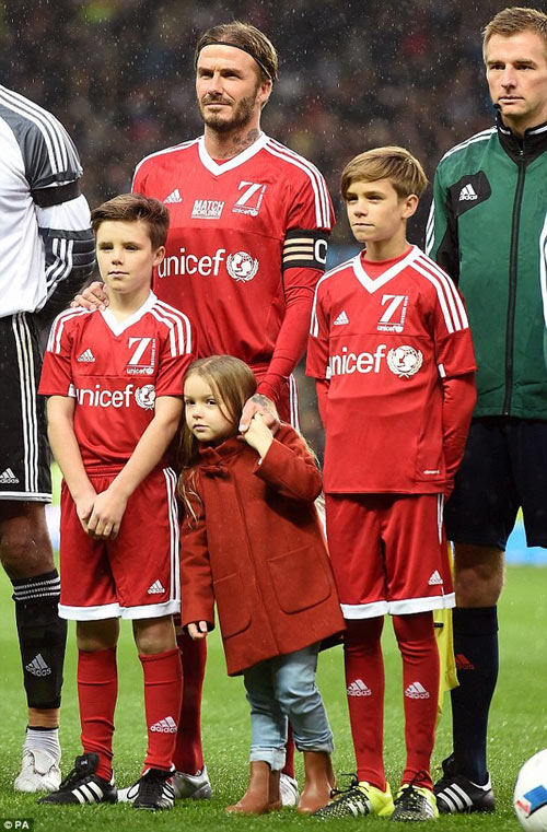 Nhóc Harper quot;ngáp ngắn ngáp dàiquot; bên bố trên sân cỏ - 8