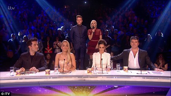 Nhóc Harper quot;ngáp ngắn ngáp dàiquot; bên bố trên sân cỏ - 15