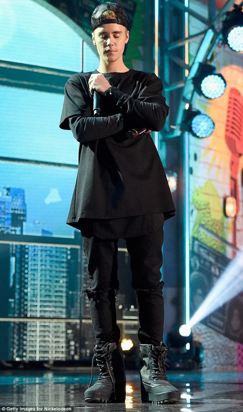 Nhóc Harper quot;ngáp ngắn ngáp dàiquot; bên bố trên sân cỏ - 16