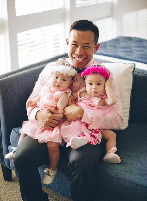 Chàng cảnh sát đồng tính chi 1,5 tỷ để có cặp song sinh - 1