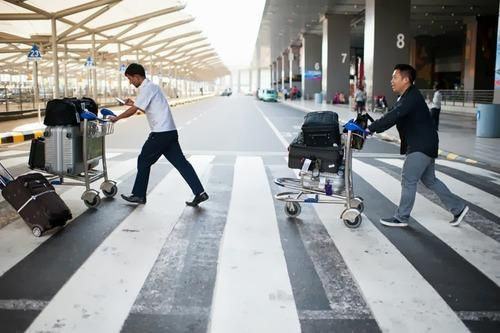 Chàng cảnh sát đồng tính chi 1,5 tỷ để có cặp song sinh - 2