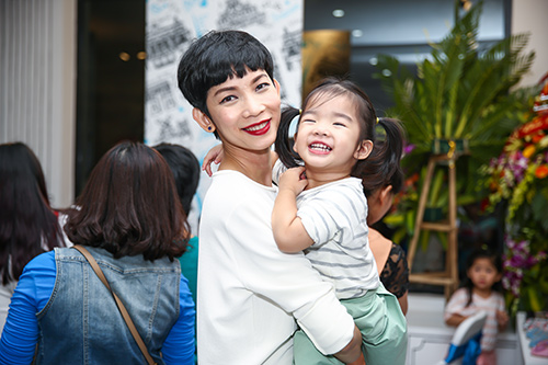 Phớt lờ xu hướng, Lệ Quyên vẫn quyến rũ với son đỏ - 3