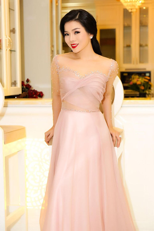 Phớt lờ xu hướng, Lệ Quyên vẫn quyến rũ với son đỏ - 1