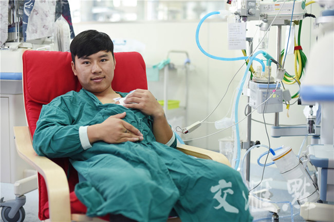 Ảnh hai ông bố ấp con sinh non gây xúc động dân mạng - 1