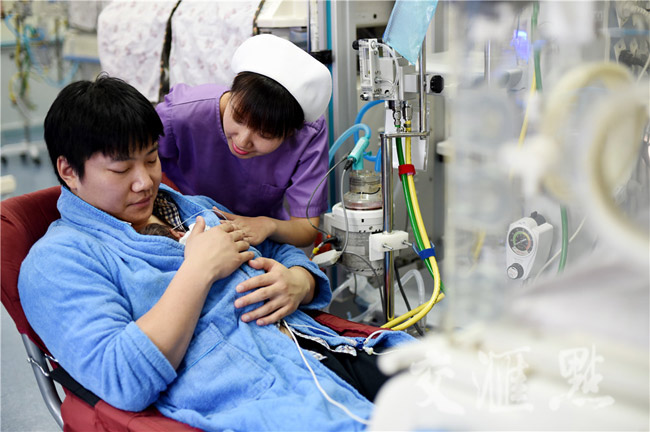 Ảnh hai ông bố ấp con sinh non gây xúc động dân mạng - 2