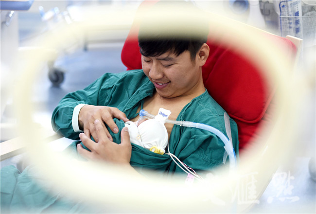 Ảnh hai ông bố ấp con sinh non gây xúc động dân mạng - 5