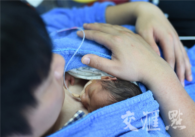 Ảnh hai ông bố ấp con sinh non gây xúc động dân mạng - 6