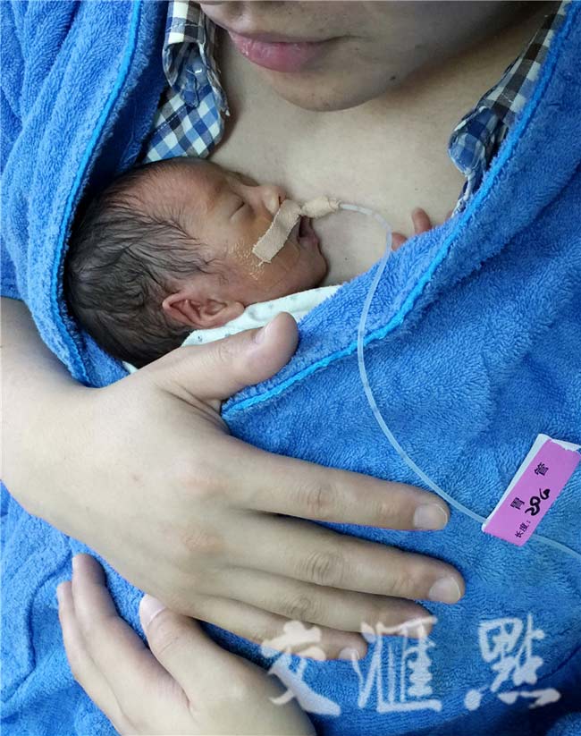 Ảnh hai ông bố ấp con sinh non gây xúc động dân mạng - 8
