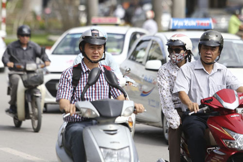 Người Hà Nội nhăn mặt vì nắng nóng ngày đầu đông - 3
