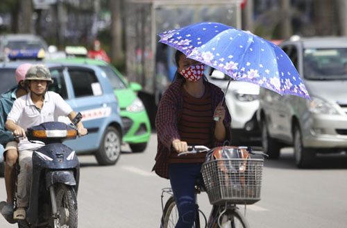 Người Hà Nội nhăn mặt vì nắng nóng ngày đầu đông - 4