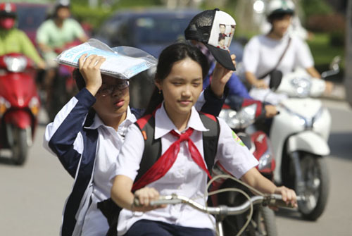 Người Hà Nội nhăn mặt vì nắng nóng ngày đầu đông - 5